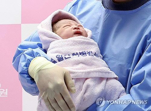 을사년 새해 첫 아기. [연합뉴스]